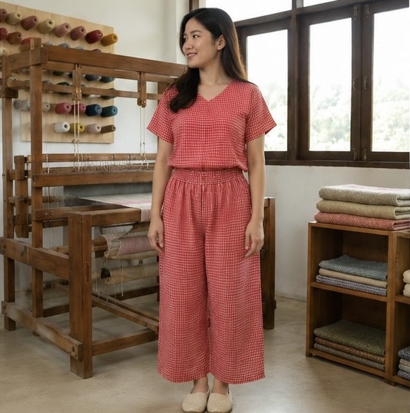 ชุดเสื้อและกางเกงผ้าทอ otop สีแดง งานแฮนด์เมดพื้นเมือง ใส่สบาย สไตล์ร่วมสมัย ชุดเสื้อและกางเกงผ้าทอ otop สีแดง งานแฮนด์เมดพื้นเมือง ใส่สบาย สไตล์ร่วมสมัย